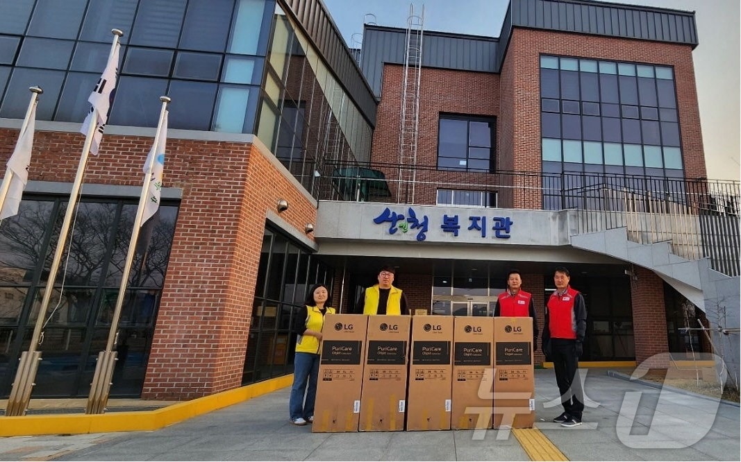 LG전자 설치기사들이 산불 피해지역 이재민 대피소로 활용되는 경남 산청군 산엔청복지관을 찾아 공기청정기를 전달하고 있다.&#40;LG 제공&#41;