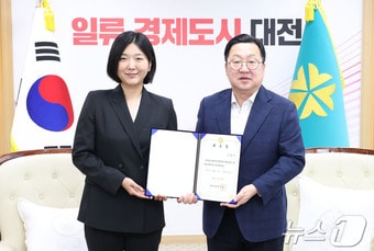 이장우 대전시장이 26일 4월 창단 예정인 대전시민합창단 초대 예술감독 겸 상임지휘자로 김명이 씨를 위촉하고 기념 사진을 찍고 있다.(대전시 제공.재판매 및 DB금지) /뉴스1 