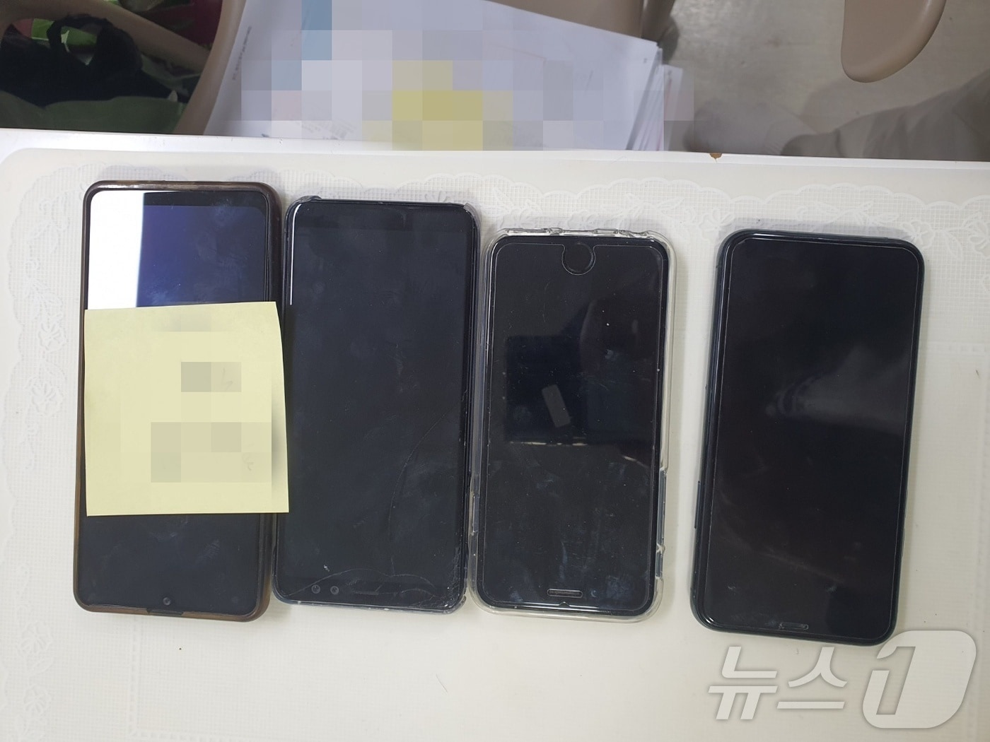 대포폰 유심(USIM)칩을 만들어 판매한 20대 남성 A 씨의 자택에서 압수한 물품들.(제주경찰청 제공. 재판매 및 DB 금지)