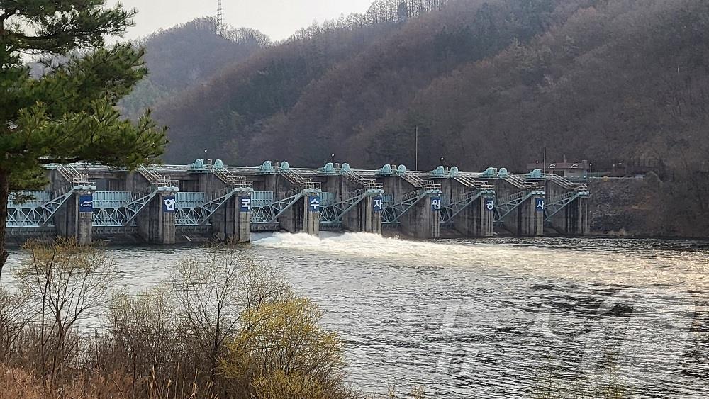  안동댐에서 긴급 방류하고 있는 모습. (한국수자원공사 제공.재판매 및 DB금지)/뉴스1