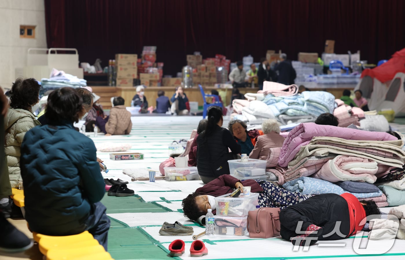 경북 의성 산불 확산으로 영양군에 대피 명령이 내려진 가운데 26일 오전 경북 영양군 영양읍 영양군민회관에 인근 주민들이 대피해 있다. 2025.3.26/뉴스1 ⓒ News1 김영운 기자