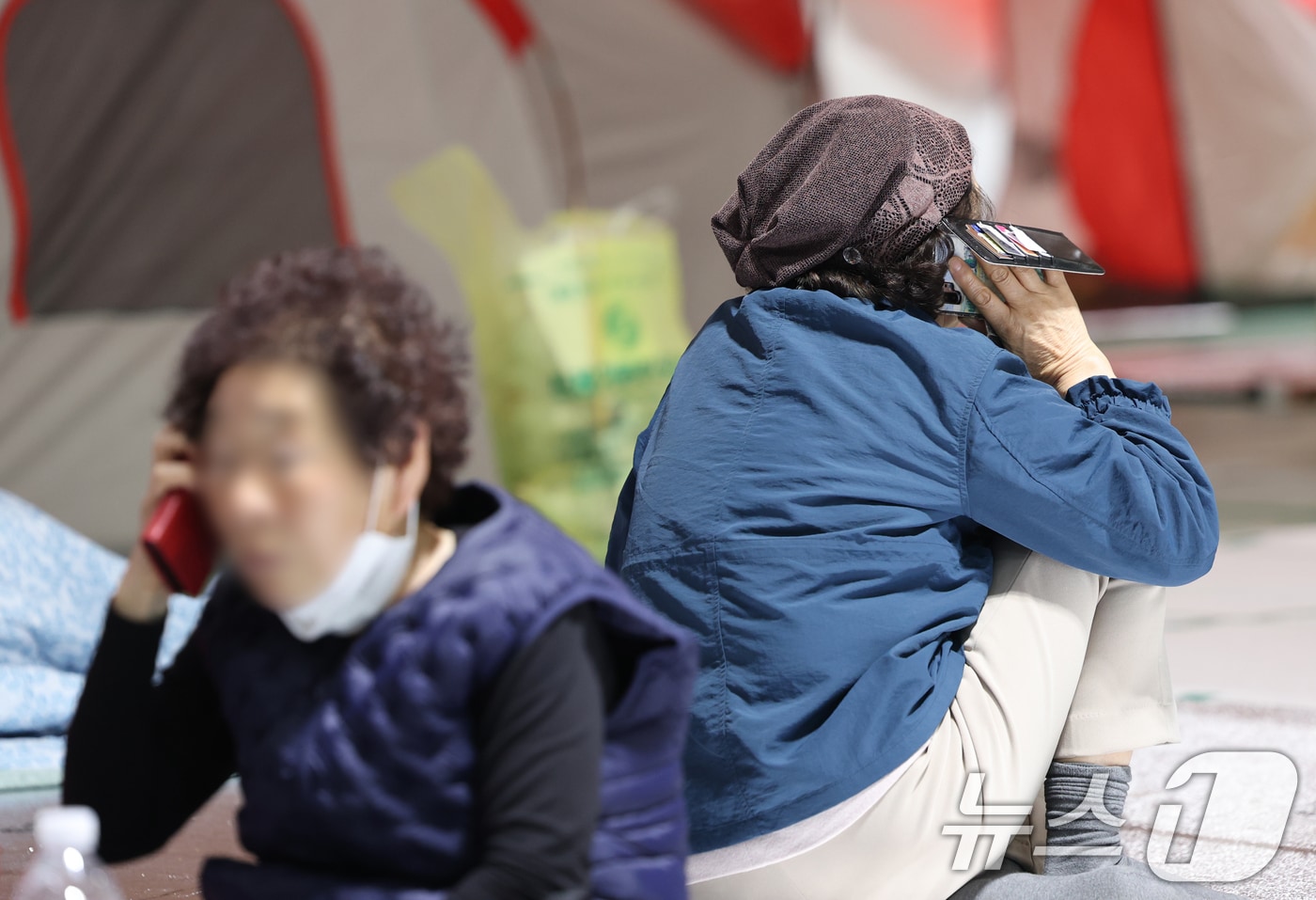 경북 의성 산불 확산으로 영양군에 대피 명령이 내려진 가운데 26일 오전 경북 영양군 영양읍 영양군민회관에 인근 주민들이 대피해 있다. 2025.3.26/뉴스1 ⓒ News1 김영운 기자