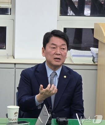 안철수 국민의힘 의원이 26일 대전시의회 기자실을 찾아 기자들의 질의에 답하고 있다. ⓒ News1 김경훈 기자