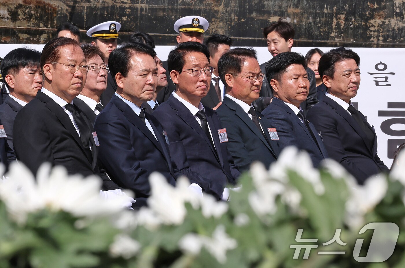 26일 오전 경기 평택 해군2함대에서 열린 제15주기 천안함 46용사 추모식에 참석한 권영세 국민의힘 비상대책위원장(왼쪽부터), 성일종 국회 국방위원회 위원장, 국민의힘 김상훈 의원, 더불어민주당 허영, 홍기원, 부승찬 의원이 자리에 앉아 있다. 2025.3.26/뉴스1 ⓒ News1 장수영 기자