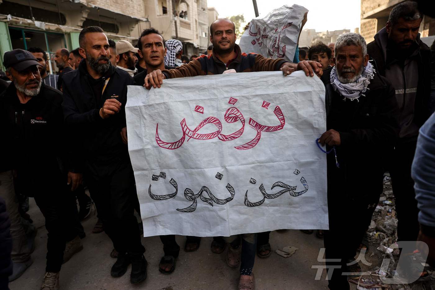25일(현지시간) 팔레스타인 가자 지구의 베이트 라히아에서 주민들이 휴전을 촉구하는 시위를 하고 있다. 2025.03.26 ⓒ AFP=뉴스1 ⓒ News1 우동명 기자
