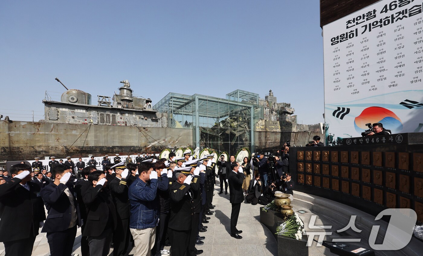 26일 경기도 평택시 해군 제2함대사령부에서 열린 제15주기 천안함 46용사 추모식에서 참전 용사들이 헌화 및 거수경례를 하고 있다. (공동취재) 2025.3.26/뉴스1 ⓒ News1 장수영 기자