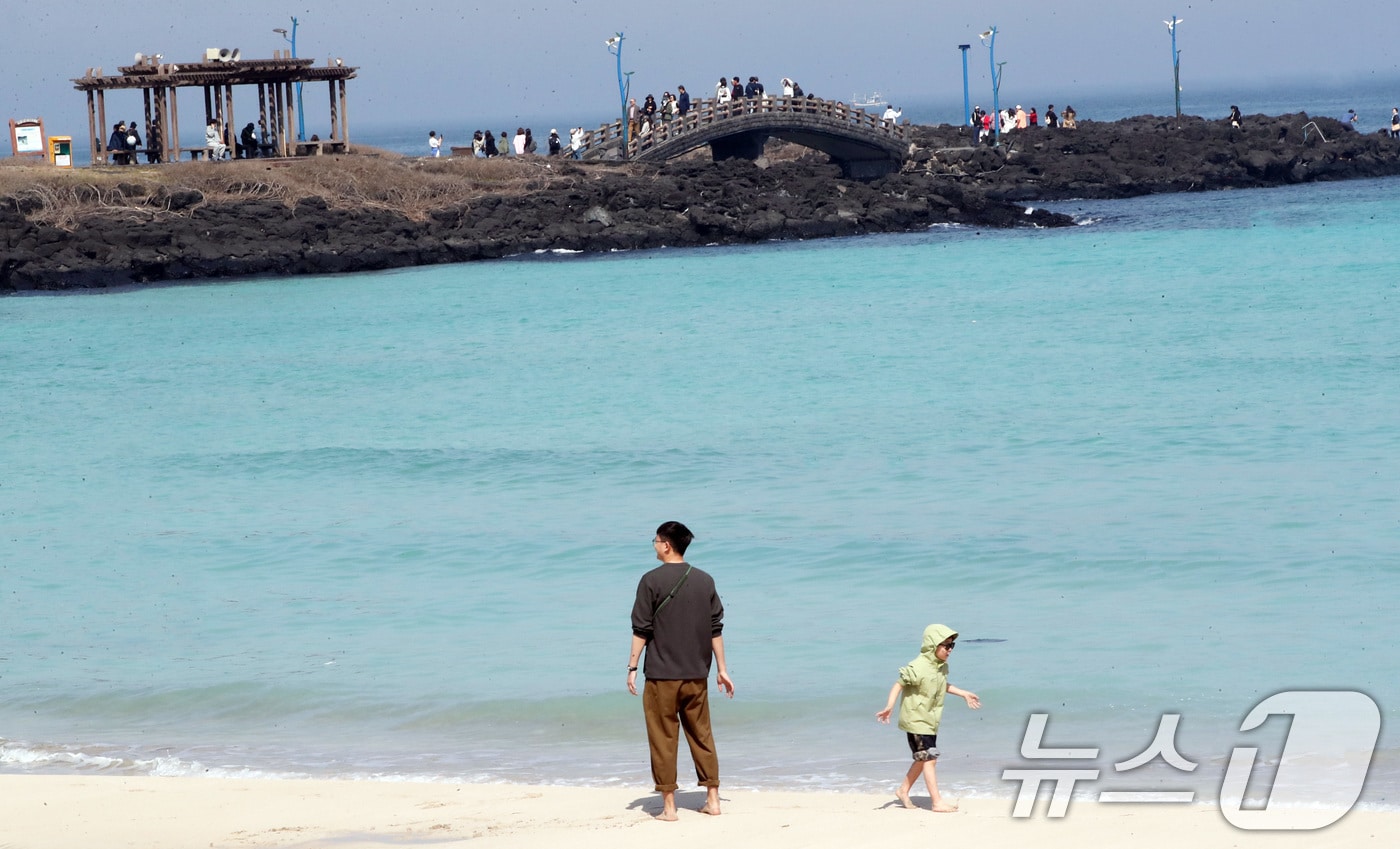 26일 오전 제주시 조천읍 함덕해수욕장에서 관광객들이 가벼운 옷차림으로 산책하고 있다. 2025.3.26/뉴스1 ⓒ News1 오현지 기자