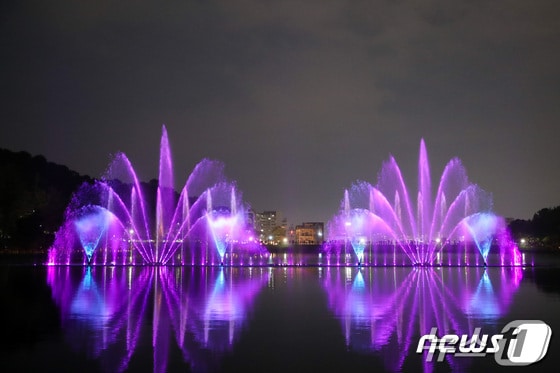 설봉공원 음악분수 모습.(이천시 제공)