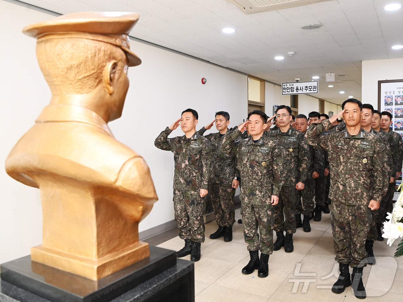 해군 기동함대사령부 지휘관들이 고 차균석 중사 흉상에 경례하고 있다.(해군 기동함대 제공, 재판매 및 DB 금지)/뉴스1