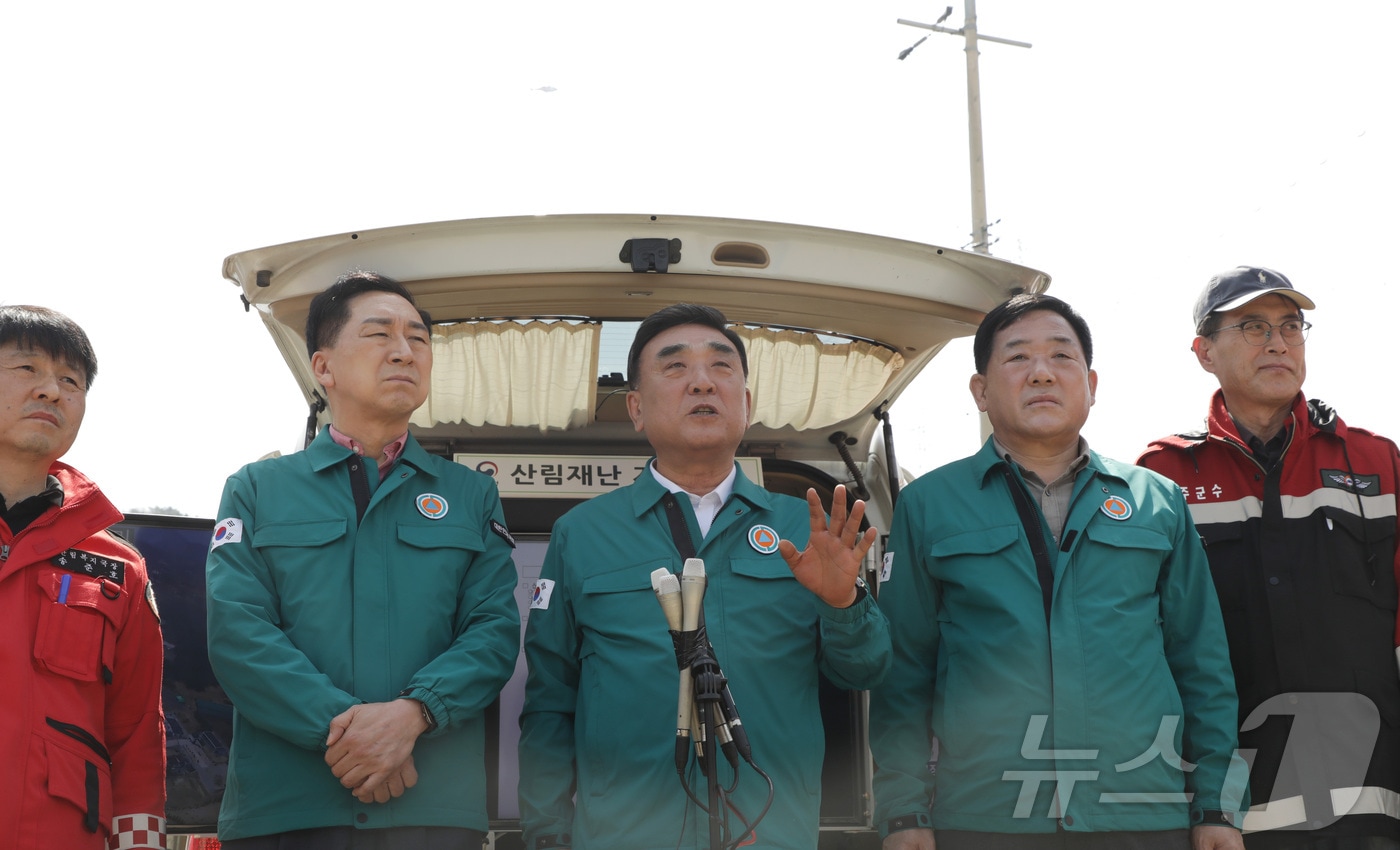 김두겸 울산시장이 26일 오후 울산 울주대형산불과 관련한 브리핑을 진행하고 있다.2025.3.26/뉴스1