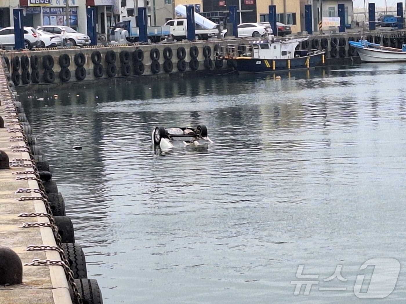 제주 서귀포시 대정읍 모슬포항에서 승용차가 바다에 추락하는 사고가 발생했다.(제주소방 제공, 재판매 및 DB 금지)/뉴스1