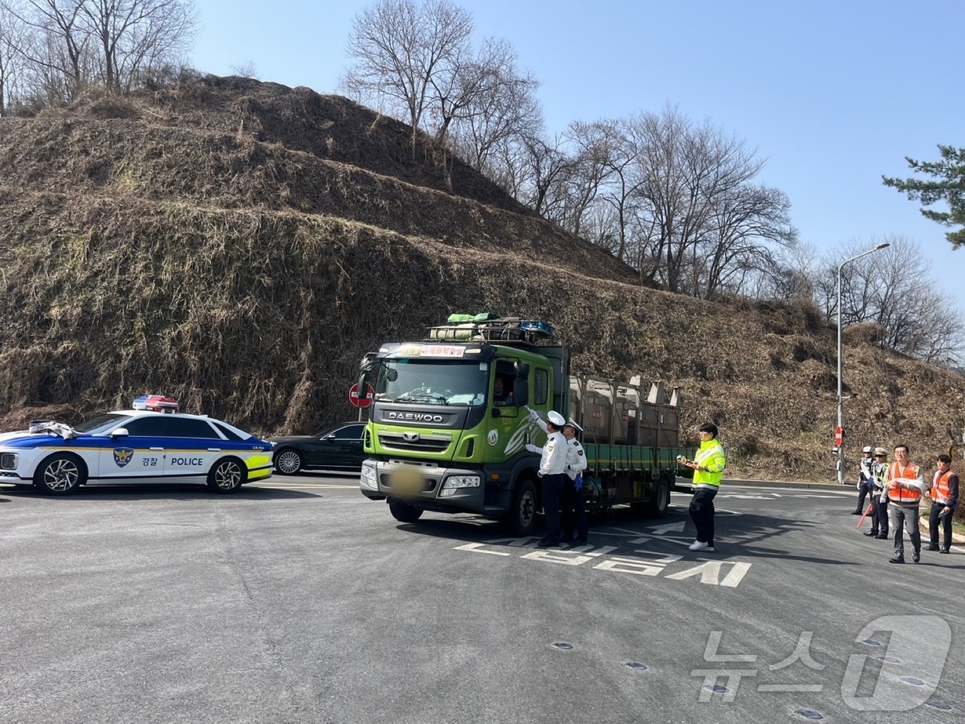 전북경찰청 고속도로순찰대 제9지구대는 한국도로공사 진안지사와 함께 26일 오전 10시께 익산장수고속도로 마이산 휴게소에서 교통사고 예방 캠페인을 펼쳤다고 밝혔다.(전북경찰 제공. 재판매 및 DB금지)