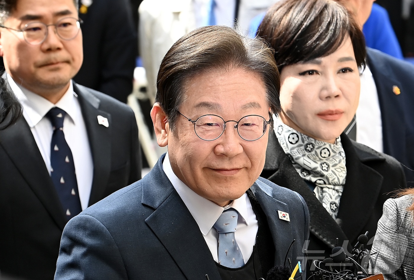 이재명 더불어민주당 대표가 26일 오전 서울 서초구 서울고등법원에서 열린 공직선거법 위반 혐의 2심 선고 공판에 출석하고 있다. 2025.3.26/뉴스1 ⓒ News1 사진공동취재단