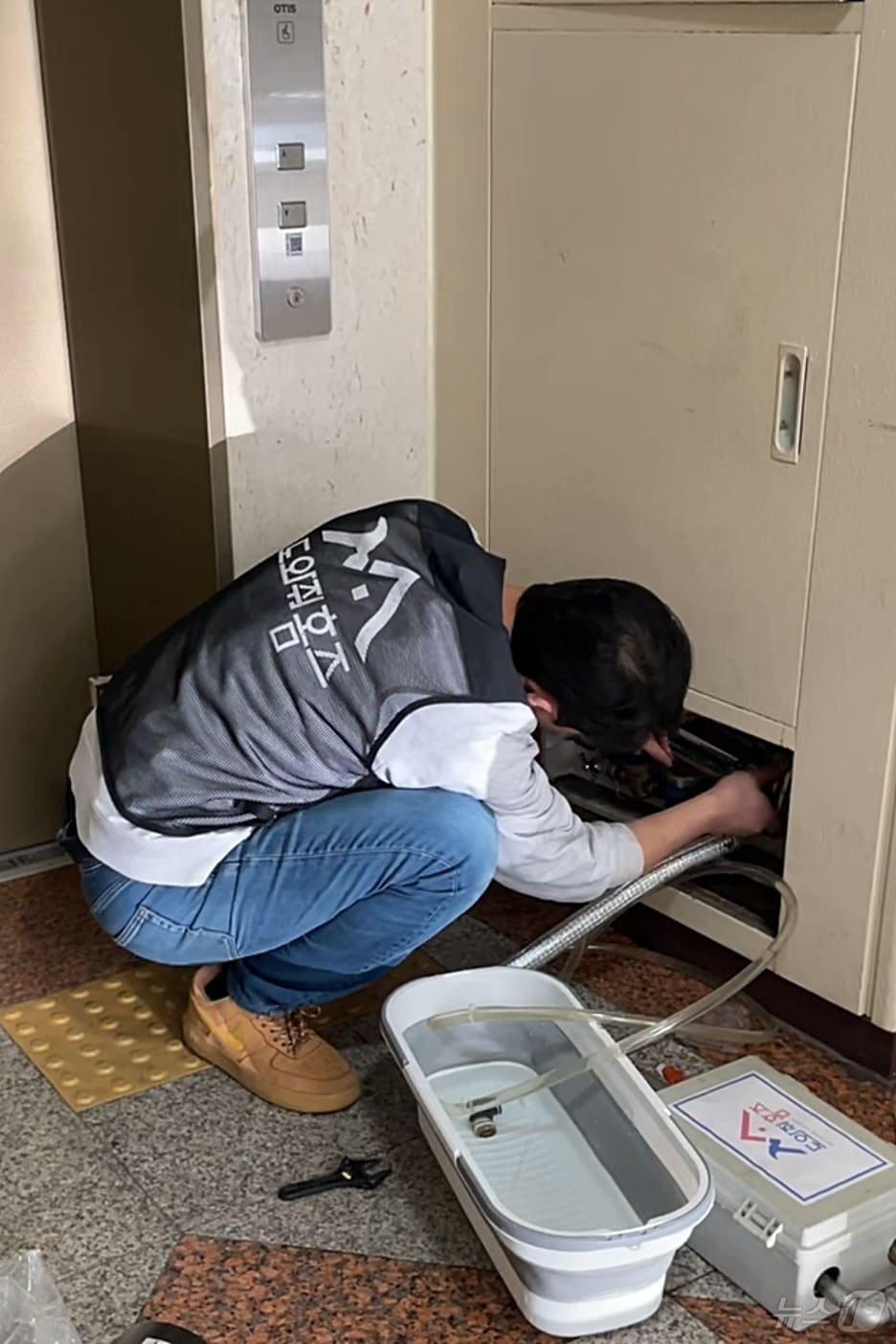배관청소전문업체 '도와줘홈즈'가 지역사회공헌활동으로 남양주시의 출산가정에 배관청소 재능기부를 하는 모습. (사진=도와줘홈즈)