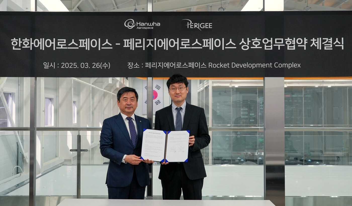 이준원 한화에어로스페이스 우주사업부장(왼쪽)과 신동윤 페리지에어로스페이스 대표가 26일 충북 옥천 페리지에어로스페이스 로켓개발컴플렉스(RDC)에서 우주수송기술 관련 업무협약(MOU)을 체결한 뒤 기념사진을 촬영하고 있다(한화에어로스페이스 제공). 2025.03.26.