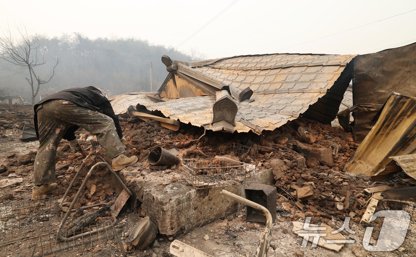 26일 오후 경북 영양군 석보면 답곡리 일대 민가들이 산불로 인해 불에 타있다. 2025.3.26/뉴스1 ⓒ News1 김영운 기자