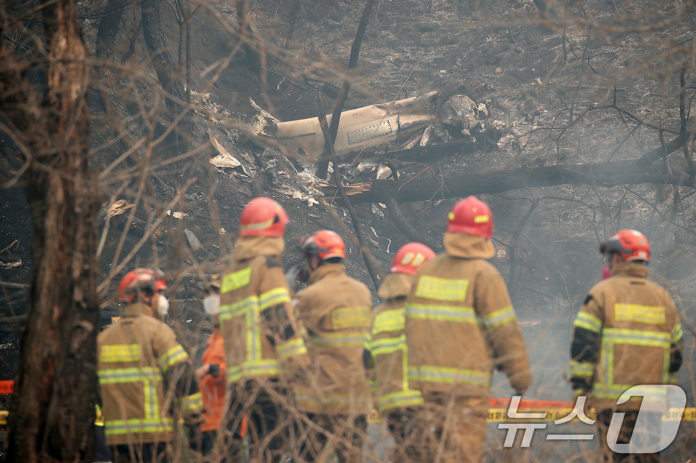 26일 오후 경북 의성군 신평면 교안리 산불 현장에 투입된 헬기가 추락해 소방대원들이 현장을 수습하고 있다. 2025.3.26/뉴스1 ⓒ News1 공정식 기자