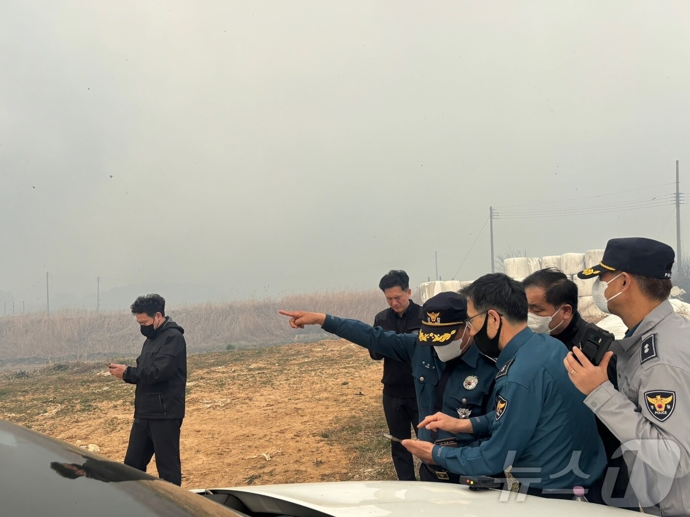  25일 오후 전북자치도 정읍시 소성면 산불현장에 파견된 경찰이 지원에 나서고 있다.(전북경찰 제공. 재판매 및 DB금지)