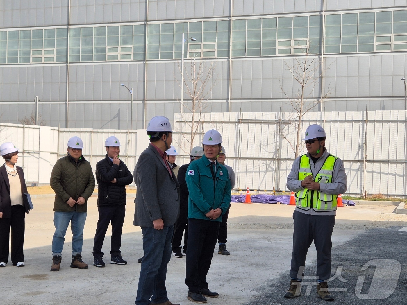 전북자치도 부안군을 찾은 김재영 현대건설 기술연구원장(왼쪽)이 권익현 부안군수(가운데)와 수소생산기지 조성 사업에 대해 의견을 나누고 있다.(전북테크노파크 제공. 재판매 및 DB금지)