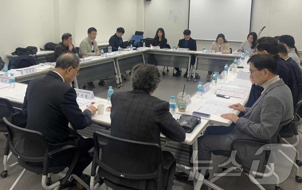 한강청이 지난 13일 협업 기관인 녹색환경지원센터, 환경기술인협회 등과 기술지원 활성화를 위한 간담회를 하고 있는 모습.(한강청 제공)