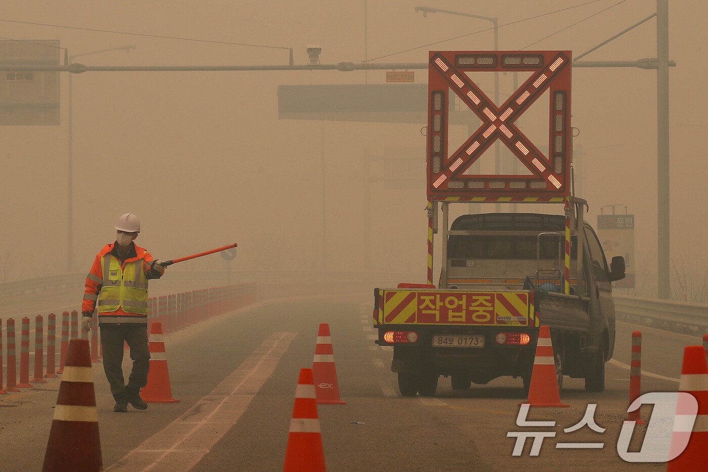 26일 오전 경북 청송군 파천면 고속도로 청송IC 입구가 통제되고 있다. 의성 산불이 강풍을 타고 안동을 거쳐 청송·영양·영덕으로 확산하면서 지역 곳곳의 통신장애를 비롯해 단전·단수, 고속도로 및 주요도로 교통통제 등 기반시설이 직격탄을 맞아 주민의 일상생활이 어려워지고 있다. 2025.3.26/뉴스1 ⓒ News1 공정식 기자