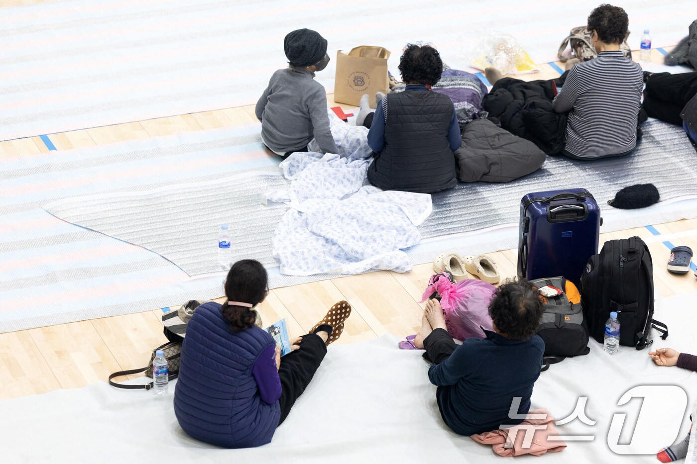 26일 경북 안동시 용상초등학교 체육관에 마련된 산불 임시 대피소에 안동 시민들이 자리하고 있다. 2025.3.26/뉴스1 ⓒ News1 이승배 기자