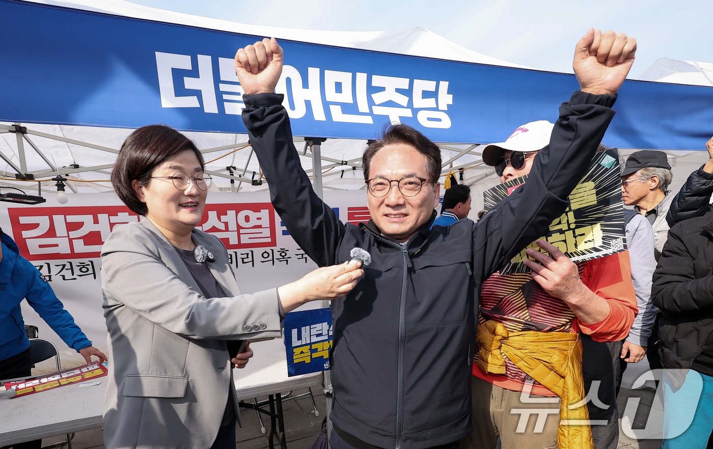 박선원 더불어민주당 의원이 26일 오후 서울 종로구 광화문 더불어민주당 천막 당사에서 이재명 대표의 공직선거법 위반 혐의 항소심이 무죄 선고를 받자 환호하고 있다. 2025.3.26/뉴스1 ⓒ News1 김성진 기자