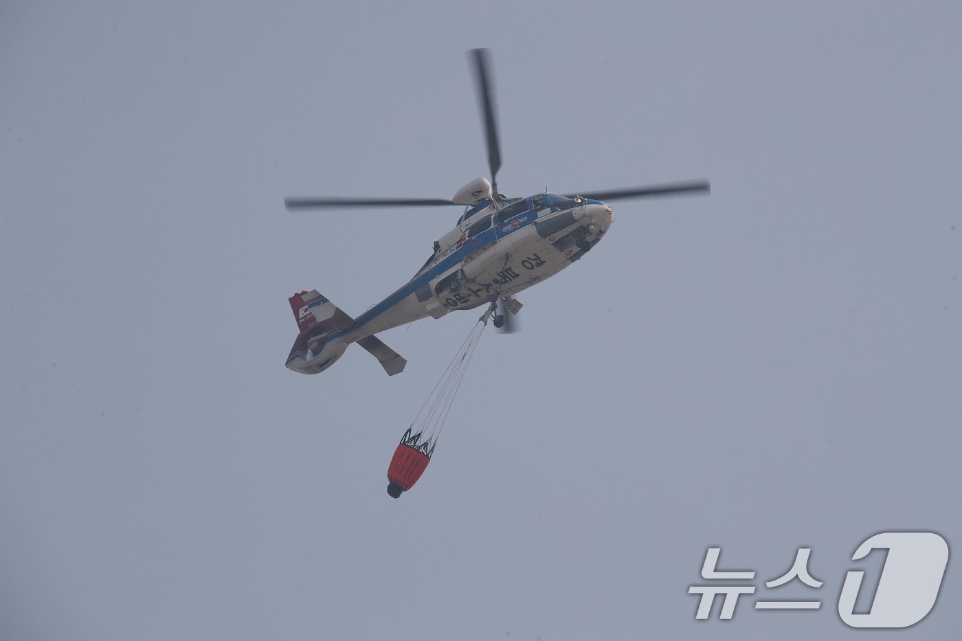 27일 오후 4시10분쯤 대구 군위군 소보면 평호리의 야산에서 원인을 알 수 없는 불이 났다. 사진은 산불 진화 헬기. 뉴스1 ⓒ News1 자료 사진