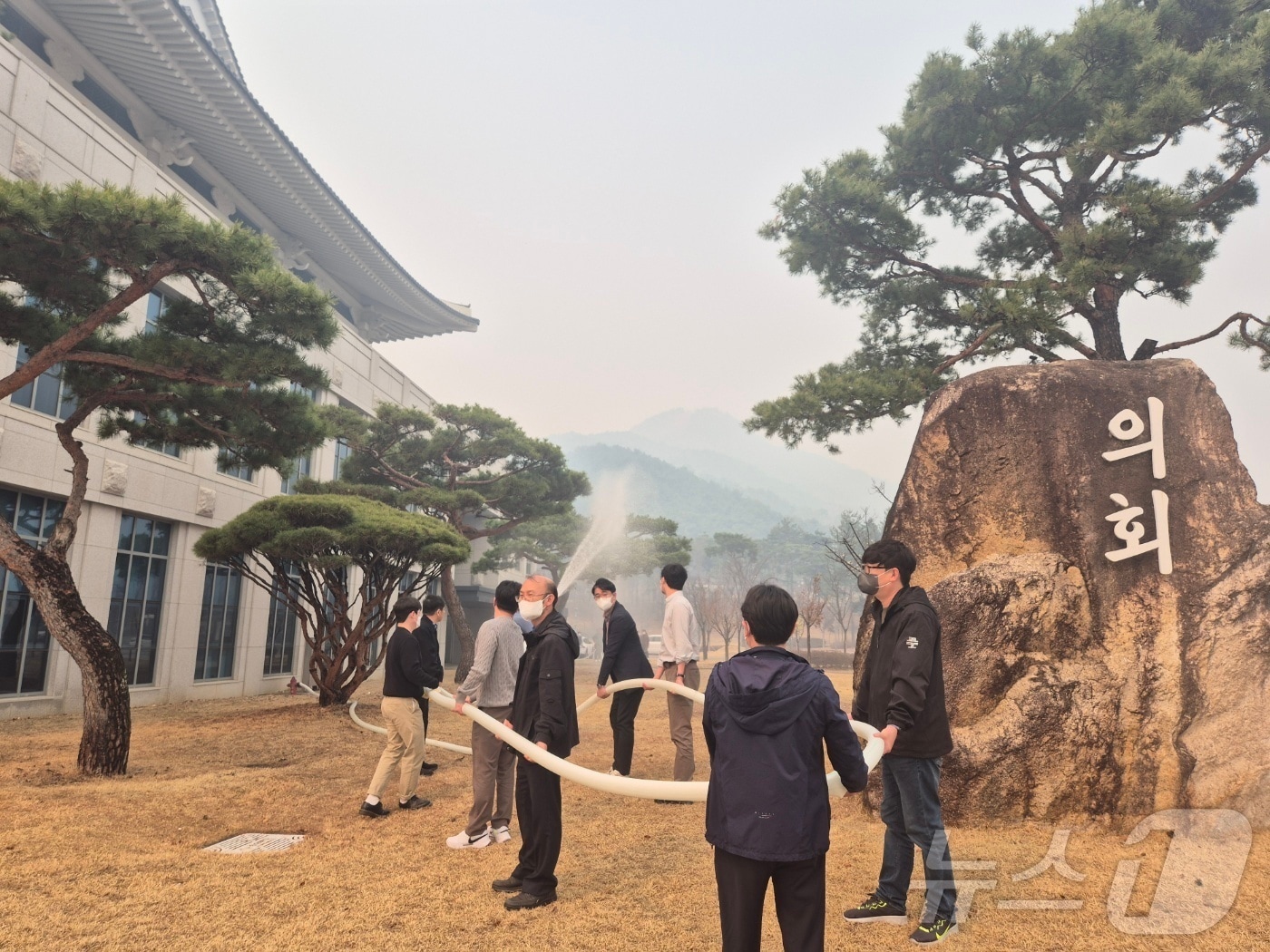 경북도의회 직원들이 26일 의성 산불 사태로 화마가 덮칠 것에 대비해 비상훈련을 실시했다. ⓒ News1 김대벽기자