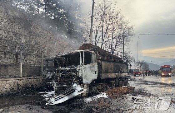 불에 탄 트럭.(단양소방서 제공/뉴스1 