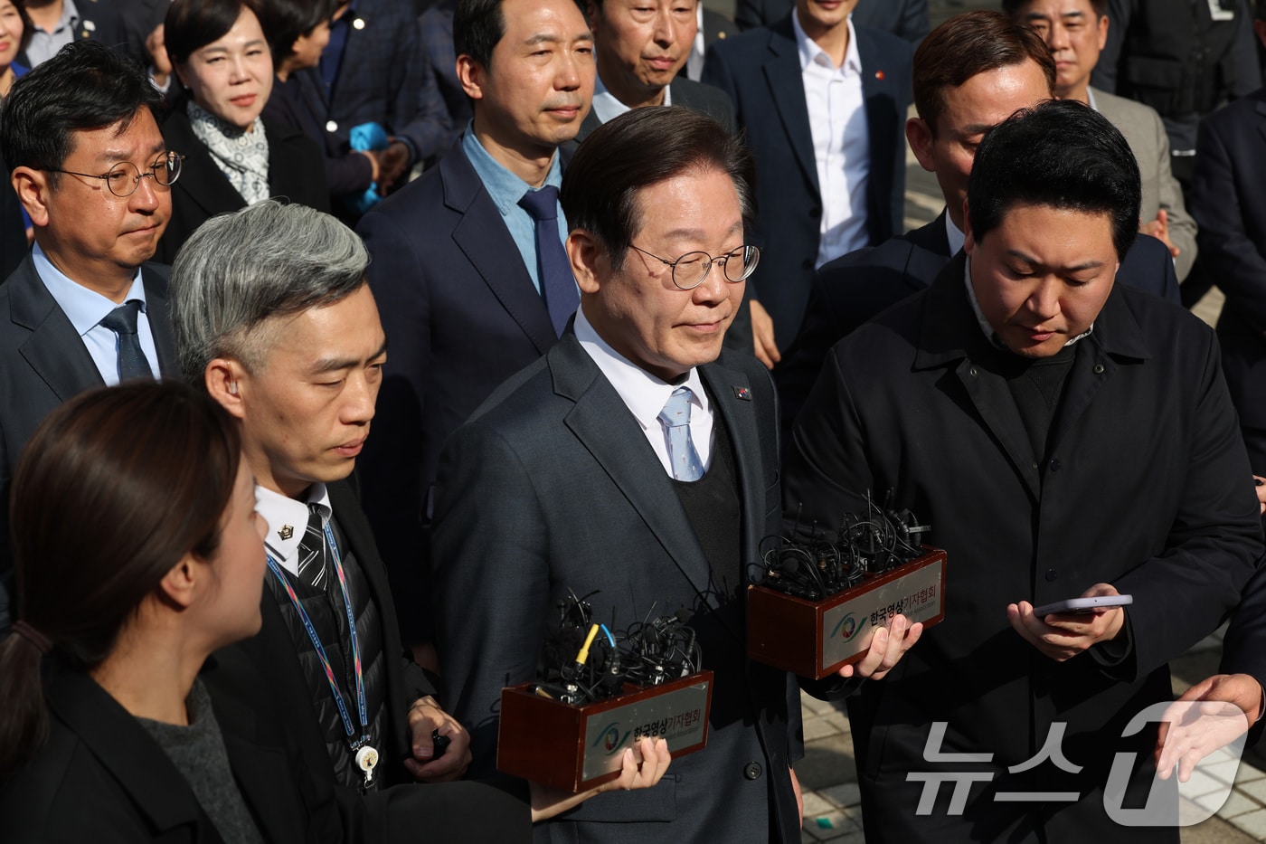 이재명 더불어민주당 대표가 26일 서울 서초구 서울고등법원에서 열린 공직선거법 위반 사건 항소심에서 무죄를 선고받은 뒤 청사를 떠나고 있다. 2025.3.26/뉴스1 ⓒ News1 사진공동취재단