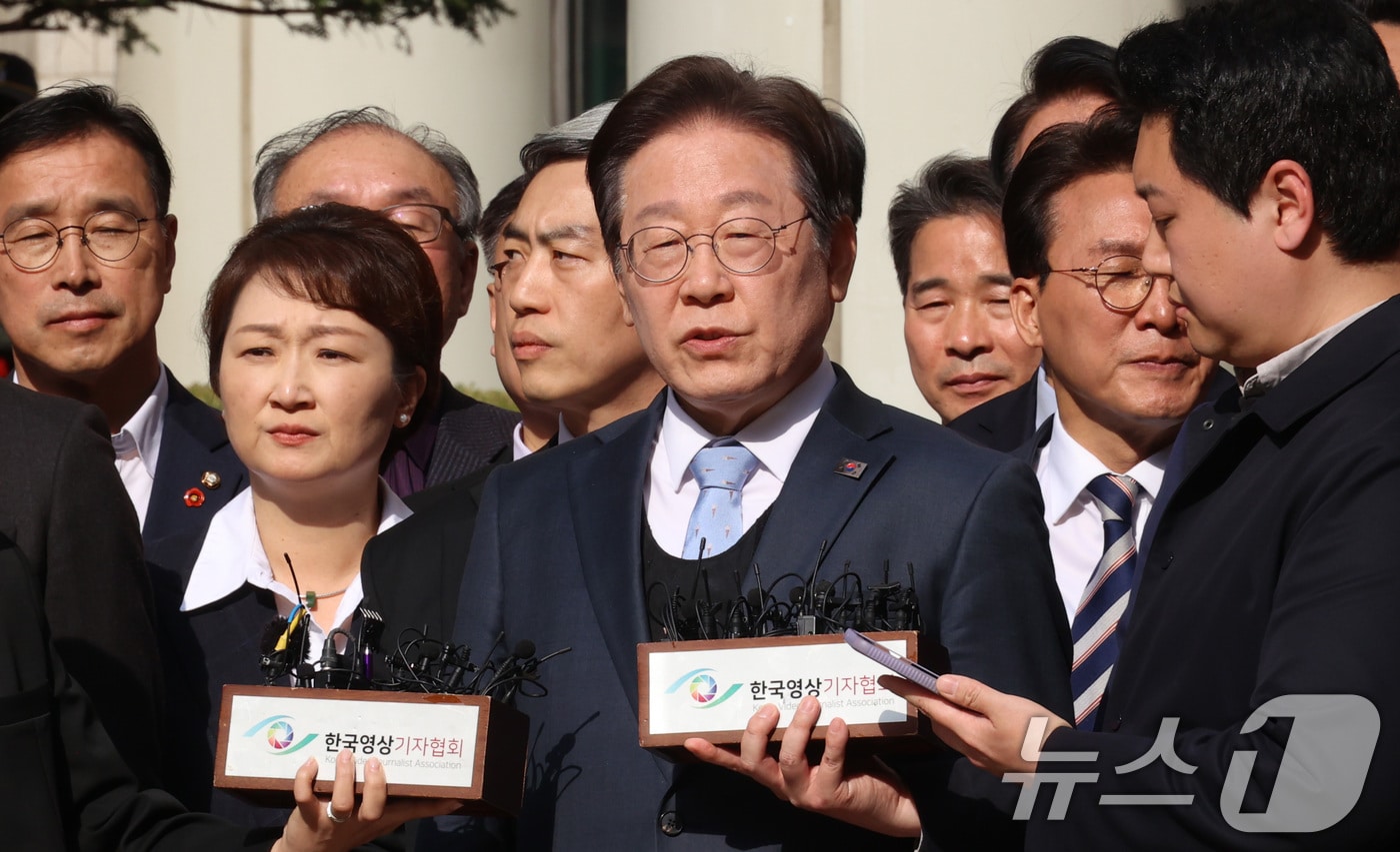 공직선거법 위반 항소심에서 무죄를 선고받은 이재명 더불어민주당 대표가 26일 오후 서울 서초구 서울고등법원에서 열린 공직선거법 위반 혐의 2심 선고 공판을 마친 뒤 입장을 밝히고 있다. 2025.3.26/뉴스1 ⓒ News1 사진공동취재단
