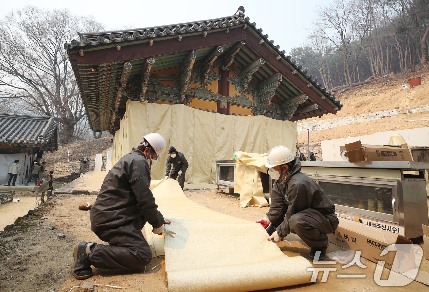 26일 오후 경북 안동시 서후면 봉정사에서 국가유산청과 경북도 등 관계기관이 산불 피해를 막기 위해 극락전(국보)과 고금당(보물)을 비롯해 문화유산으로 지정된 유물과 보물 등을 불에 타지 않는 유리섬유 소재의 방염포(방열포)로 감싸고 있다. 2025.3.26/뉴스1 ⓒ News1 공정식 기자