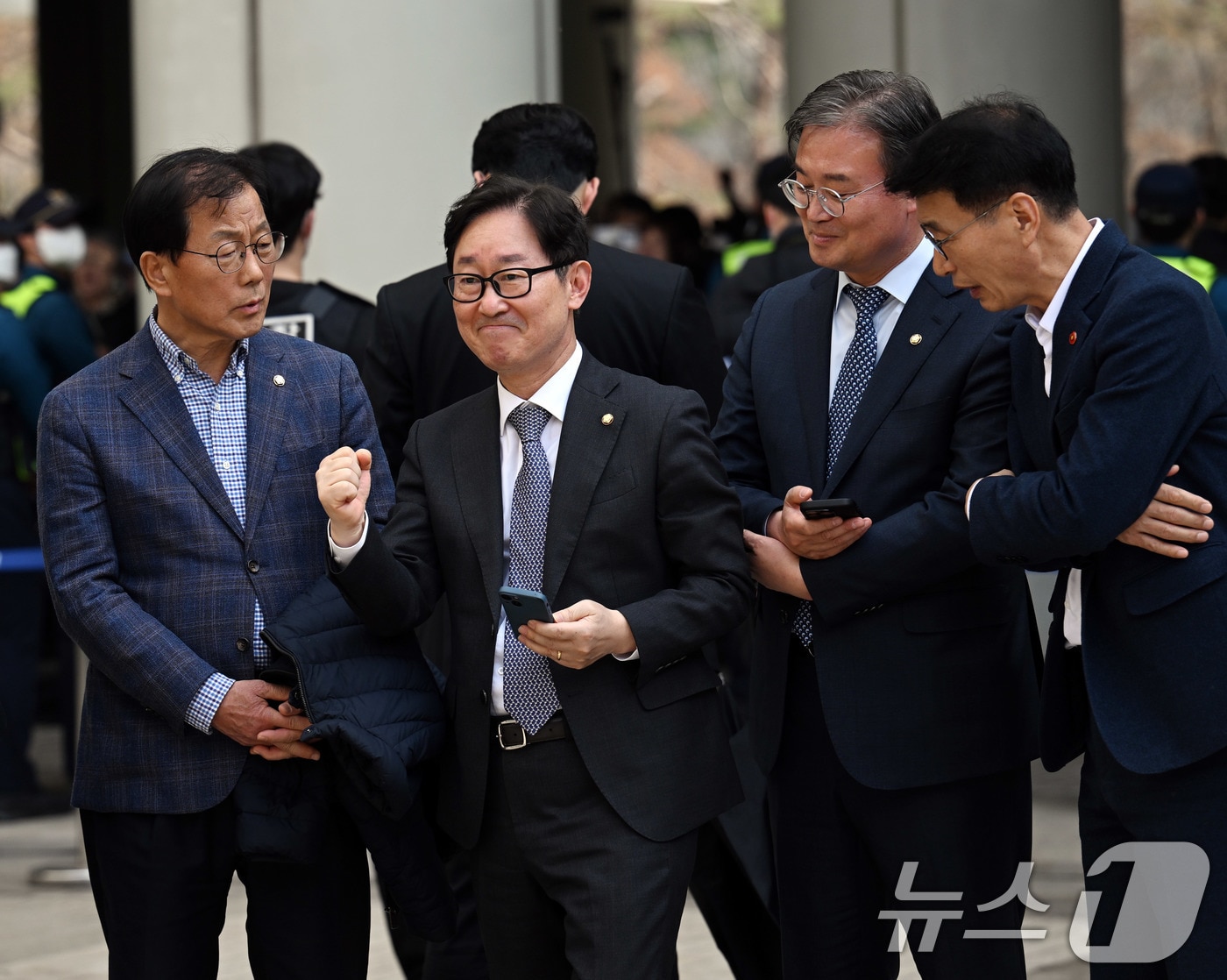 박범계 더불어민주당 의원이 지난 3월 26일 오후 서울 서초구 서울고등법원에서 열린 이재명 더불어민주당 대표 공직선거법 위반 혐의 항소심 선고 공판에서 이 대표의 무죄 소식을 듣고 기뻐하고 있다. 2025.3.26/뉴스1 ⓒ News1 사진공동취재단
