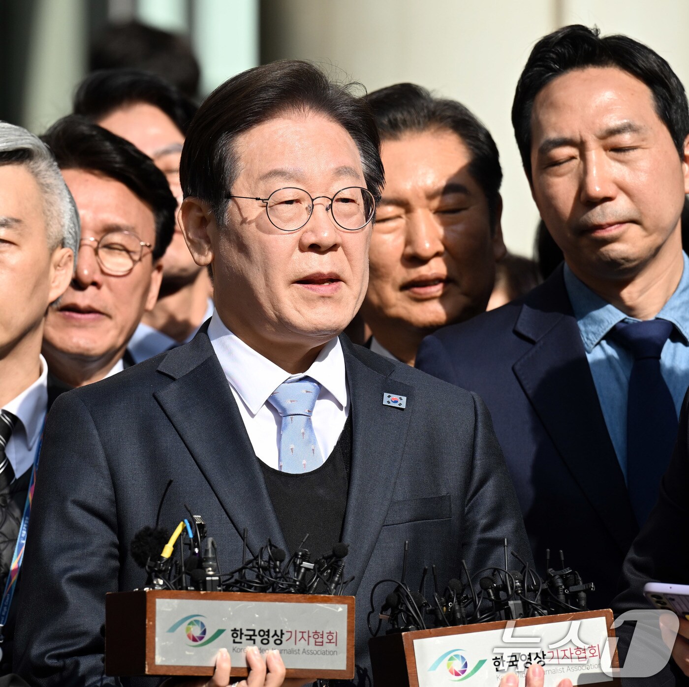 공직선거법 위반 항소심에서 무죄를 선고받은 이재명 더불어민주당 대표가 26일 오후 서울 서초구 서울고등법원에서 열린 공직선거법 위반 혐의 2심 선고 공판을 마친 뒤 입장을 밝히고 있다. 2025.3.26/뉴스1 ⓒ News1 사진공동취재단