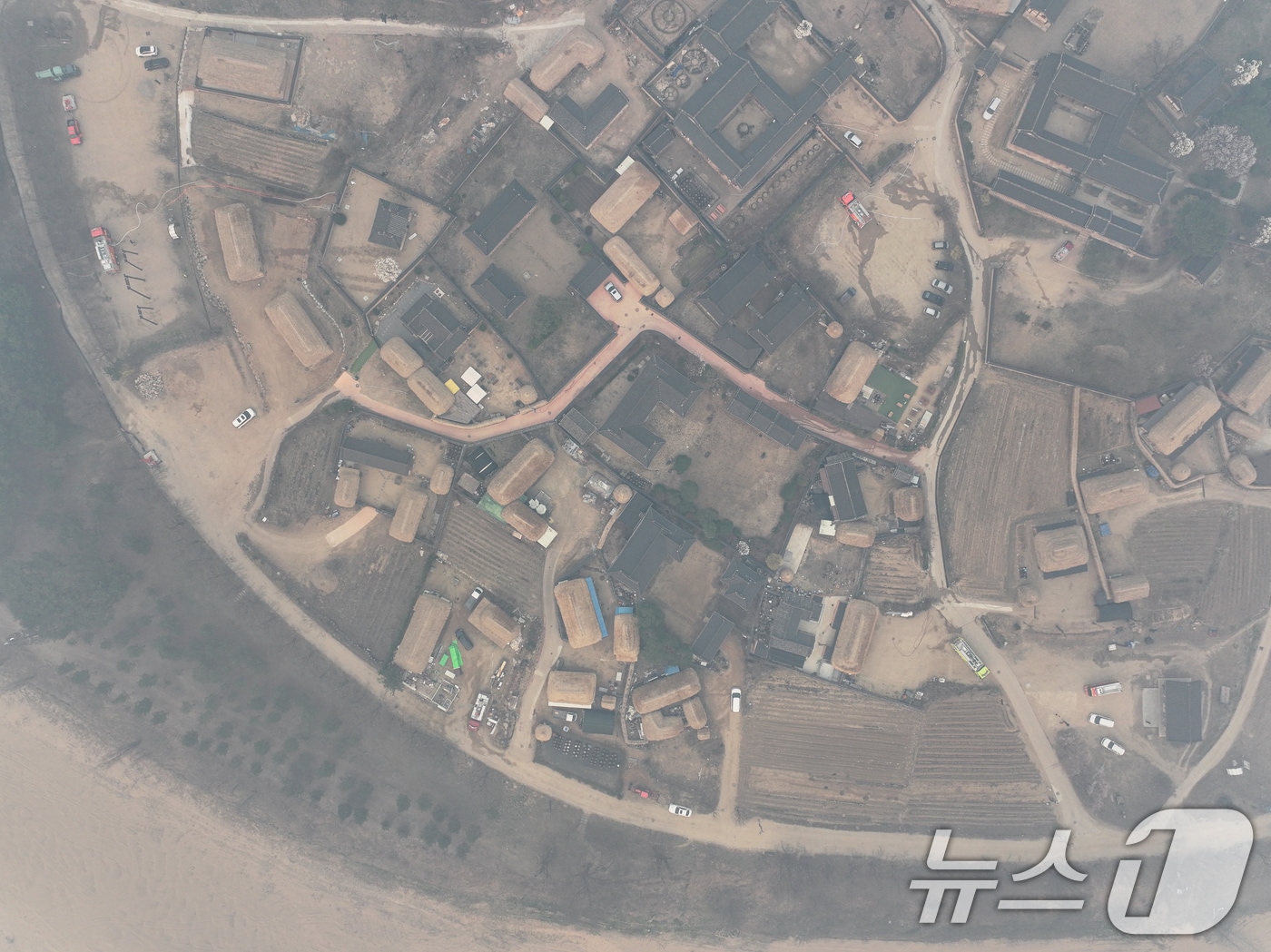의성 산불이 이어지고 있는 26일 오후 경북 안동시 하회마을이 산불 연기에 뒤덮여 있다. 2025.3.26/뉴스1 ⓒ News1 이승배 기자