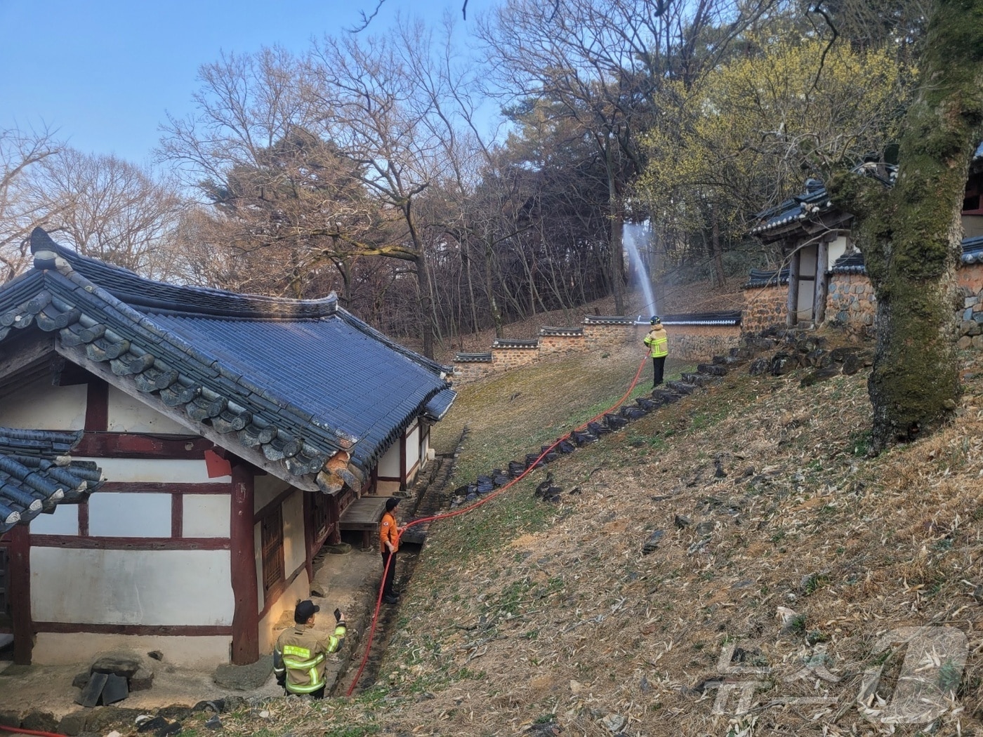 26일 경남 하동군 모한재에서 진화인력들이 물을 살포하고 있다.(하동군 제공. 재판매 및 DB금지)