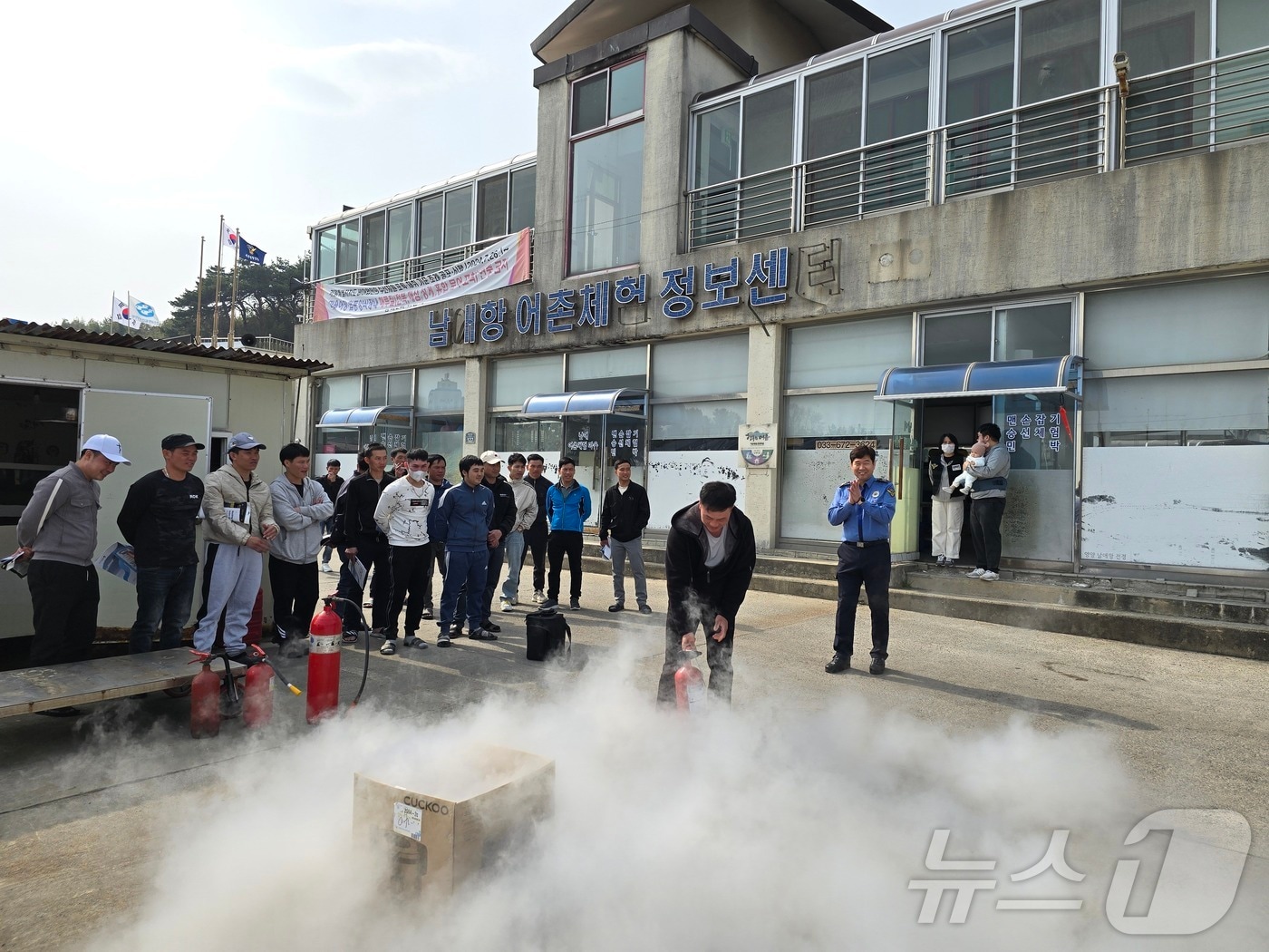 26일 강원 양양 남애항 어촌체험 정보센터에서 속초해경 주관으로 열린 외국인 선원 대상 재난대응 안전교육.(속초해경 제공, 재판매 및 DB 금지) 2025.3.26/뉴스1
