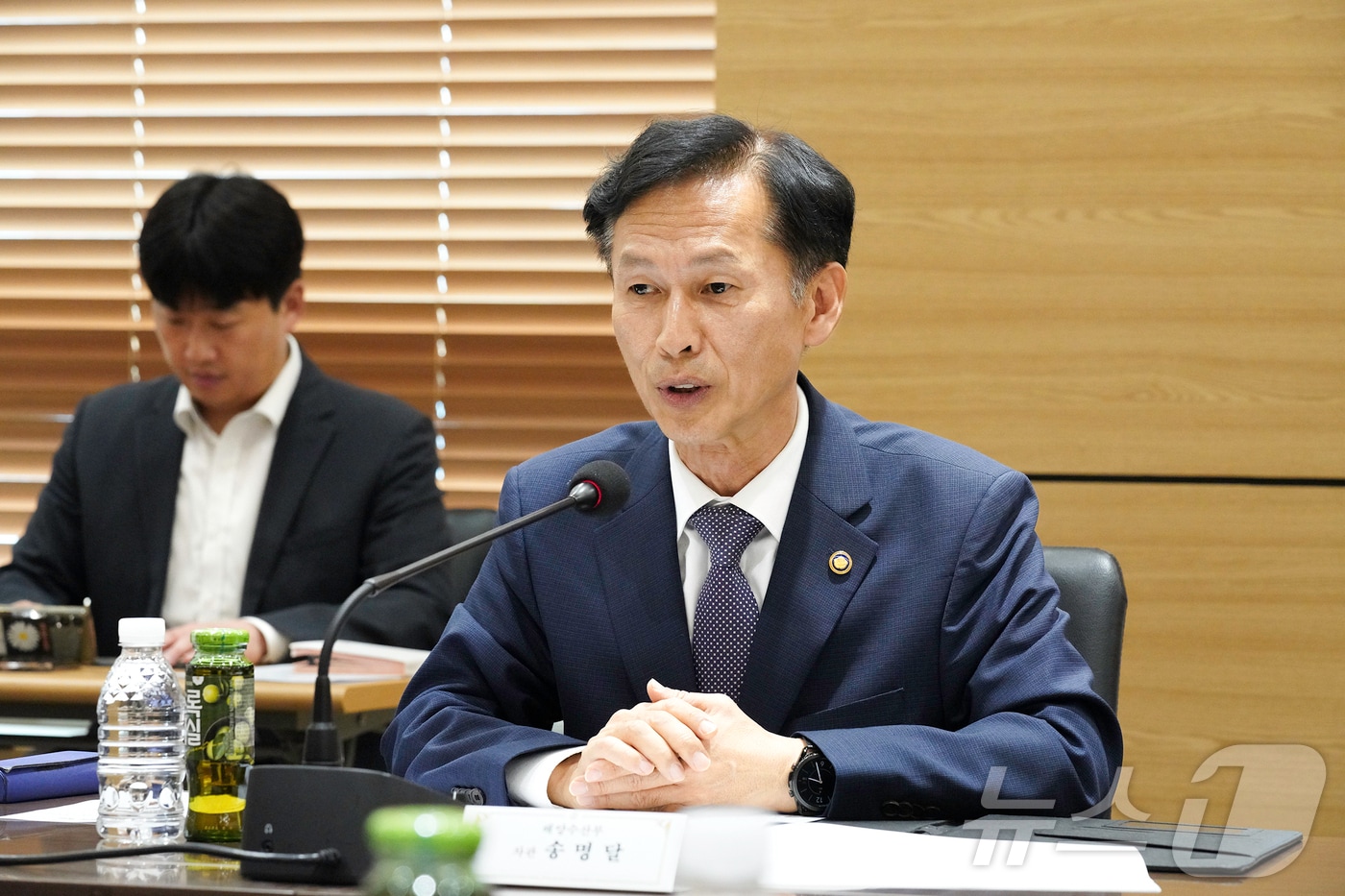 송명달 해양수산부 차관이 26일 해운빌딩서 해운 저시황 대비 ‘긴급상황 점검회의‘ 개최하고 있다.(해양수산부 제공)