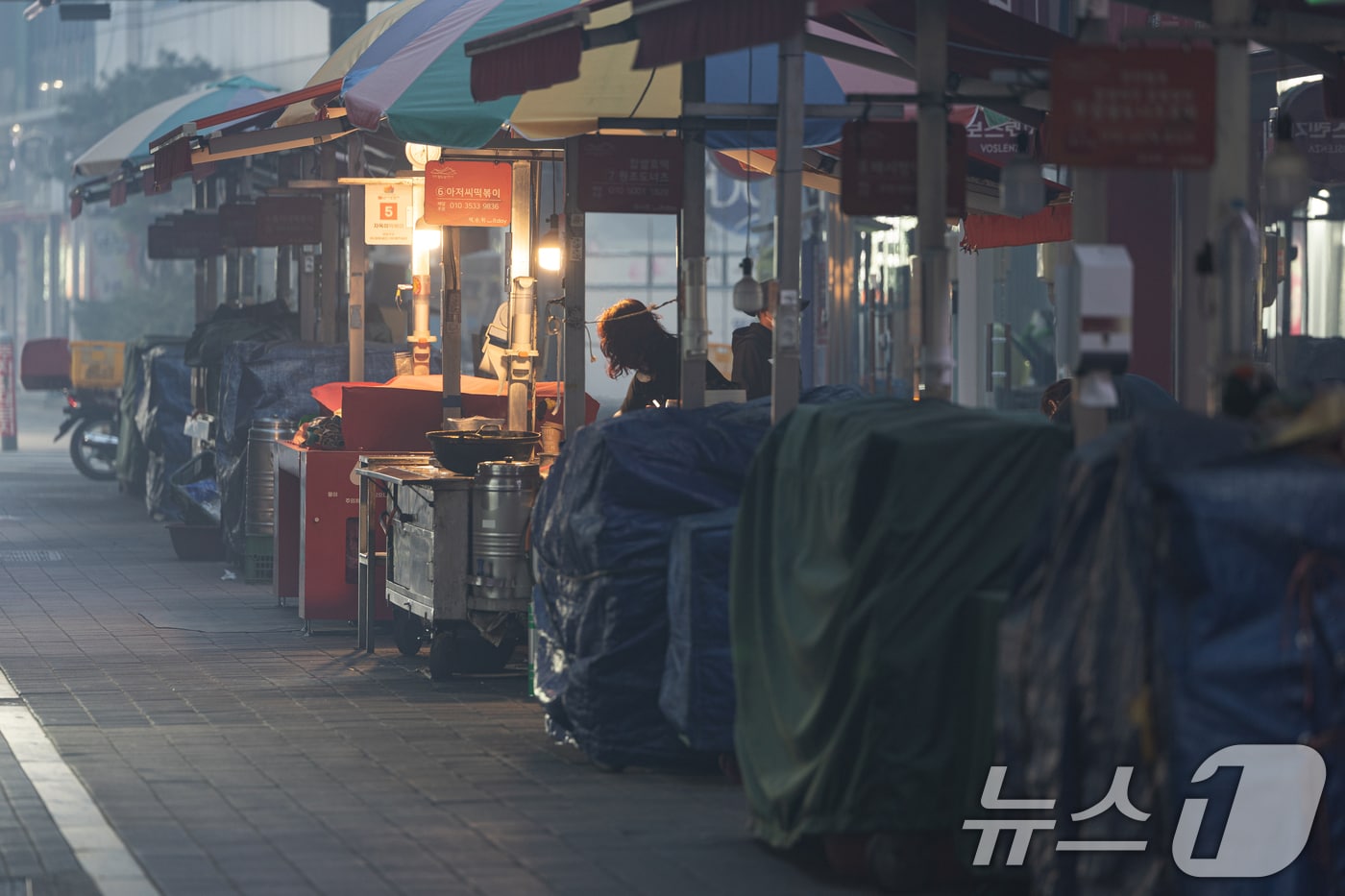 의성 산불이 이어지고 있는 26일 오후 경북 안동시 서부동 안동구시장 노점상들이 대부분 영업을 하지 않고 있다. 2025.3.26/뉴스1 ⓒ News1 이승배 기자