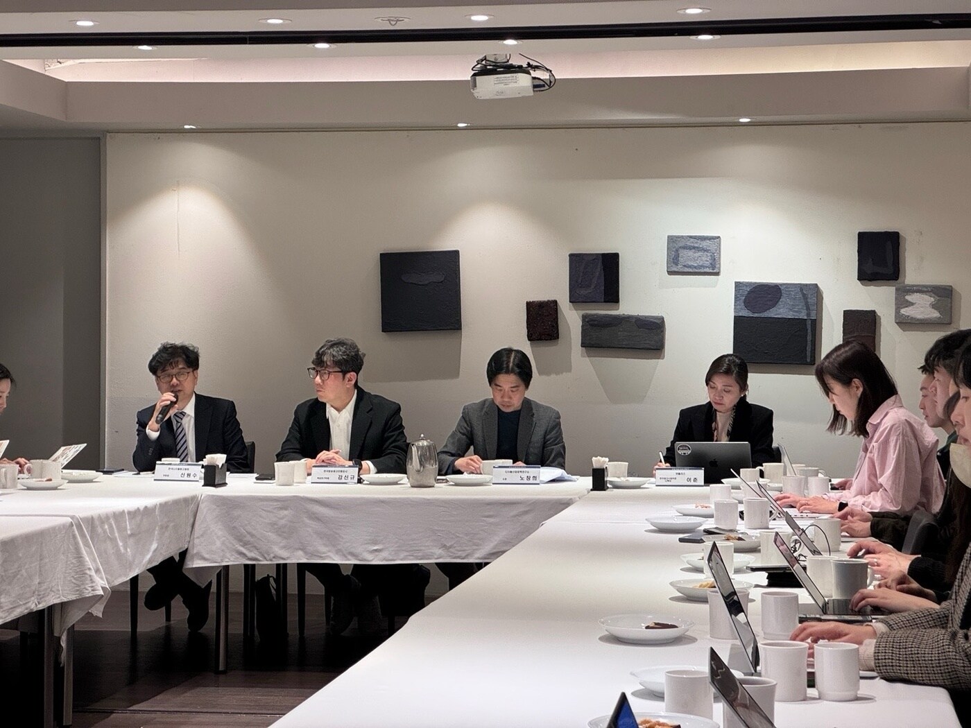왼쪽부터 차례로 신원수 한국디지털광고협회 부회장, 강신규 한국방송광고진흥공사 책임연구위원, 노창희 디지털산업정책연구소장, 이춘 넷플릭스 한국광고사업부문 디렉터. &#40;디지털산업정책연구소 제공&#41;