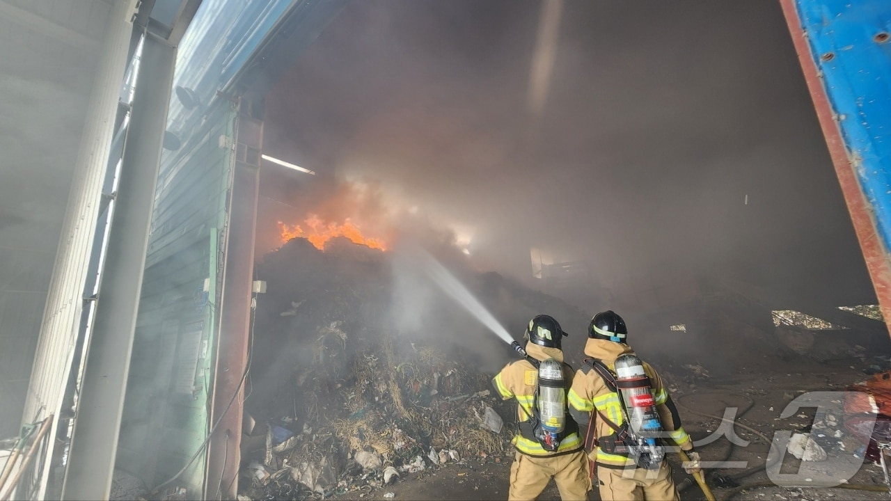 26일 오후 2시 4분쯤 전남 영암군 학산면의 한 폐기물 처리 공장에서 불이 나 소방당국이 진화 작업하고 있다.(전남 영암소방 제공. 재판매 및 DB 금지)