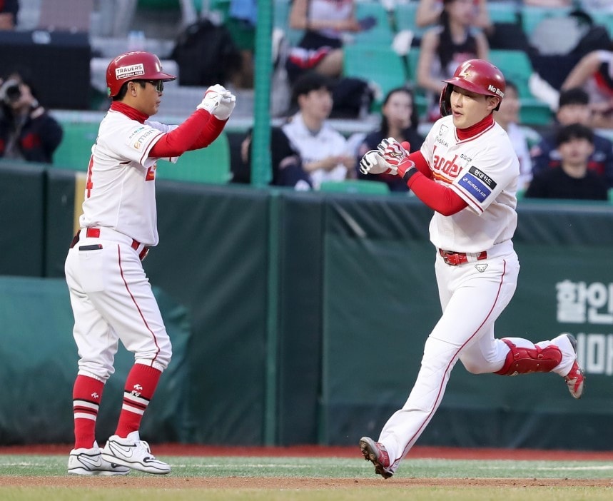 26일 인천 롯데전에서 1회 선두타자 홈런을 뽑아낸 최지훈. (SSG 랜더스 제공)