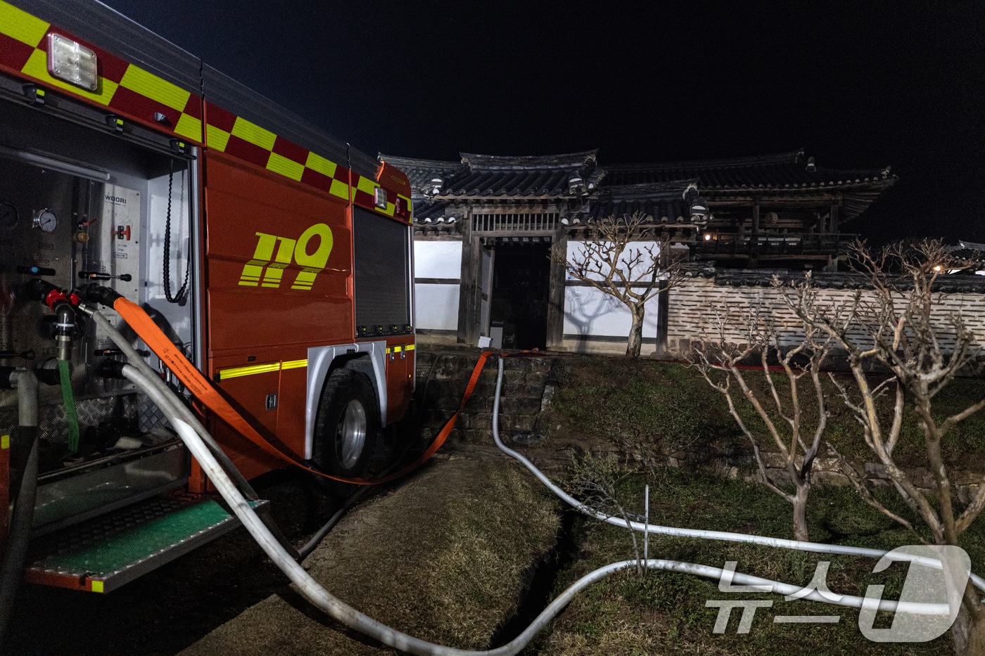 의성 산불이 이어지고 있는 26일 오후 경북 안동시 세계문화유산인 병산서원에 소방차 등이 대기하고 있다. 이날 소방당국이 열화상 드론을 띄워 파악한 결과에 따르면 산불은 병산서원에서 직선거리로 3Km 떨어진 곳까지 접근한 것으로 나타났다. 이에 당국은 인근 주민들에게 대피 재난 문자를 발송했다. 2025.3.26/뉴스1 ⓒ News1 이승배 기자