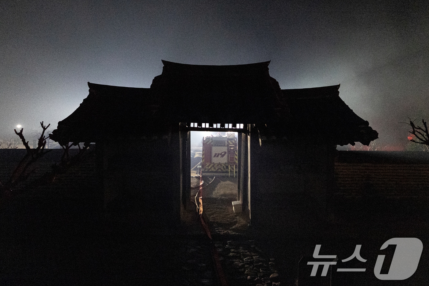 의성 산불이 이어지고 있는 지난 26일 경북 안동시 세계문화유산인 병산서원에 소방차 등이 대기하고 있다. /뉴스1 ⓒ News1 이승배 기자