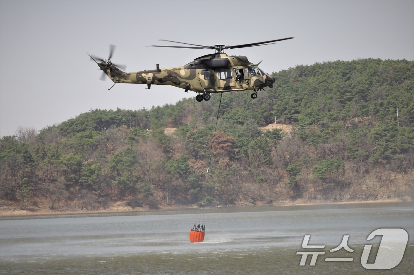 육군 수리온 헬기(KUH-1)가 경북 의성군 안계면 개천저수지에서 밤비바켓(물주머니)에 산불 진화용 물을 급수하고 있다. (육군 제공. 재판매 및 DB 금지) 2025.3.27/뉴스1