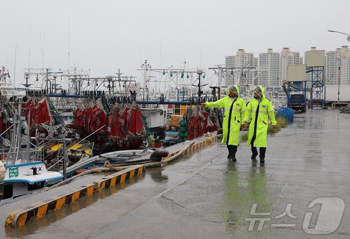 어선 계류 상태 점검하는 목포해경. &#40;목포해경 제공. 재판매 및 DB 금지&#41;