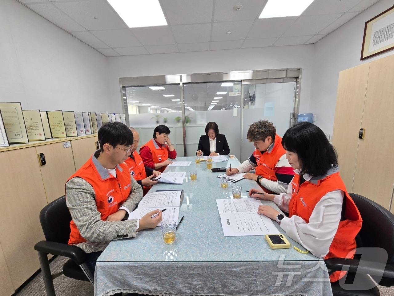 임채송 예산군 생활공감정책참여단장(가운데)과 제10기 위원들이 간담회를 하고 있다. (예산군 제공. 재판매 및 DB금지)/뉴스1 