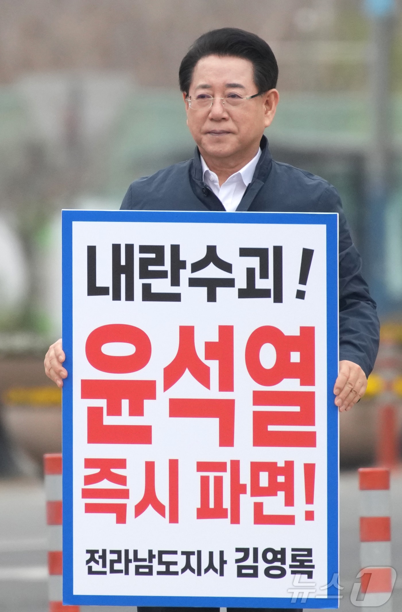 김영록 전라남도지사가 27일 오전 무안군 삼향읍 농협 사거리 앞에서 출근길 차량과 시민들을 향해 윤석열 대통령 탄핵을 촉구하는 1인 시위를 하고 있다.&#40;독자 제공, 재판매 및 DB금지&#41;2025.3.27/뉴스1