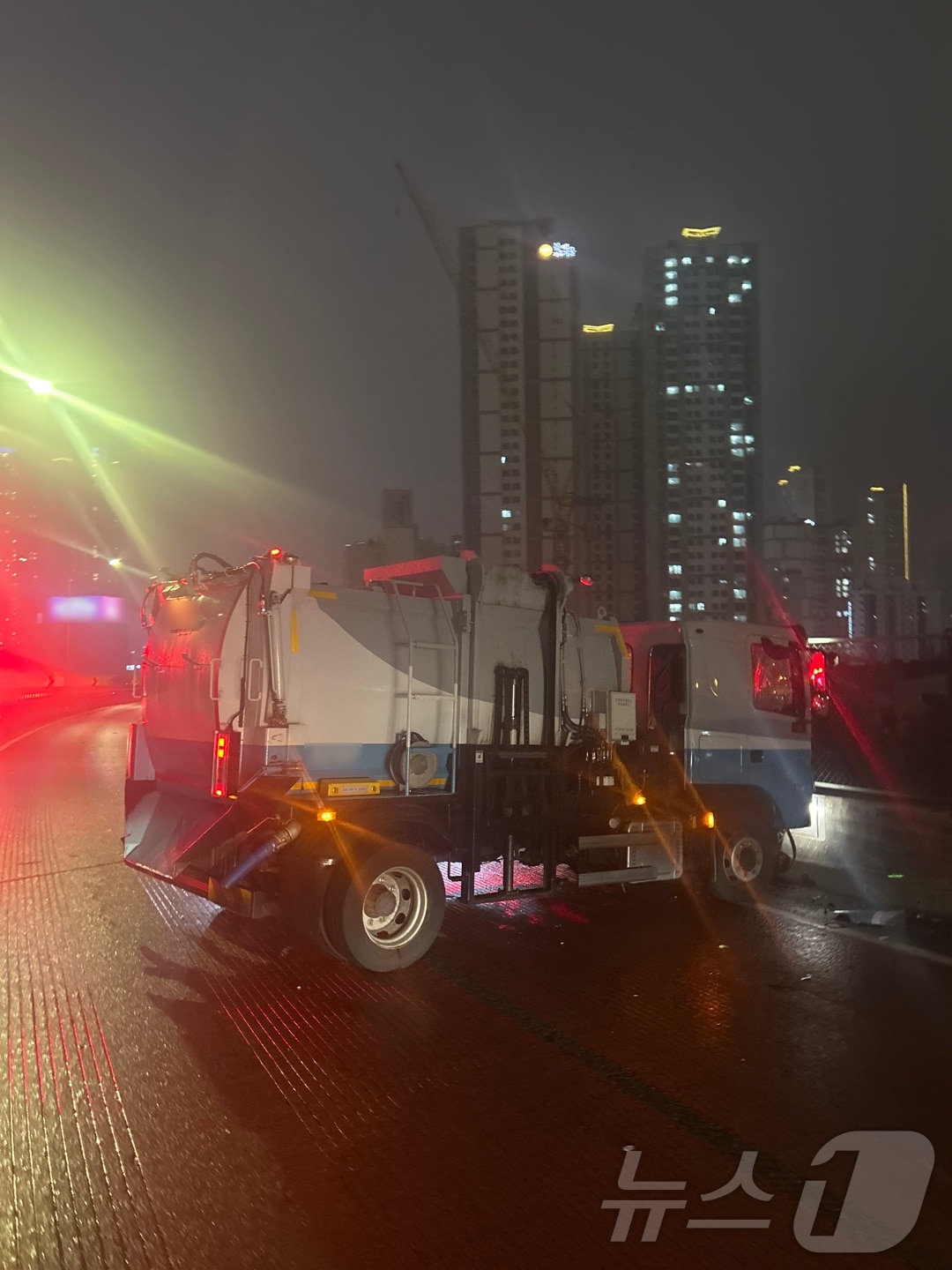 26일 오후 부산 동서고가로에서 구급차량을 들이받은 청소차량.(부산경찰청 제공. 재판매 및 DB 금지)